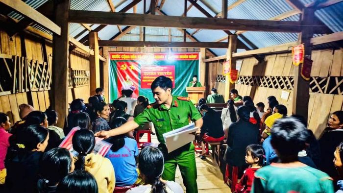 Công an xã Xốp đẩy mạnh tuyên truyền pháp luật đến các tầng lớp nhân dân.
