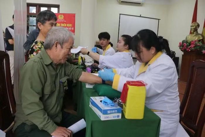  Lấy mẫu máu của thân nhân liệt sĩ. 