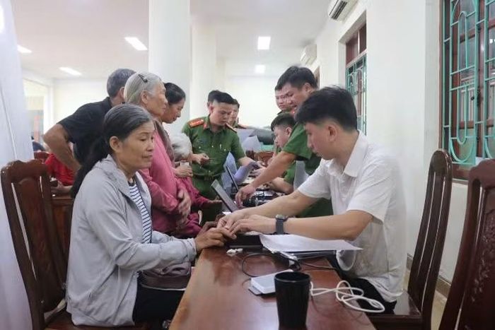 Lấy mẫu vân tay của thân nhân liệt sĩ.