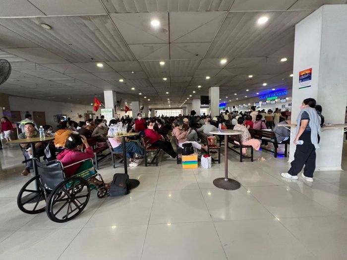 Bệnh nhân ngồi chờ khám bệnh.