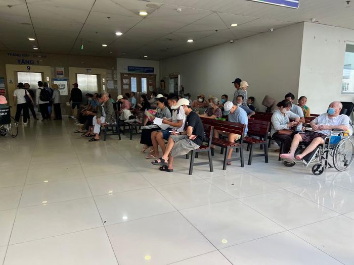 Khu vực thang máy lên Tháp B chuyên xạ trị.