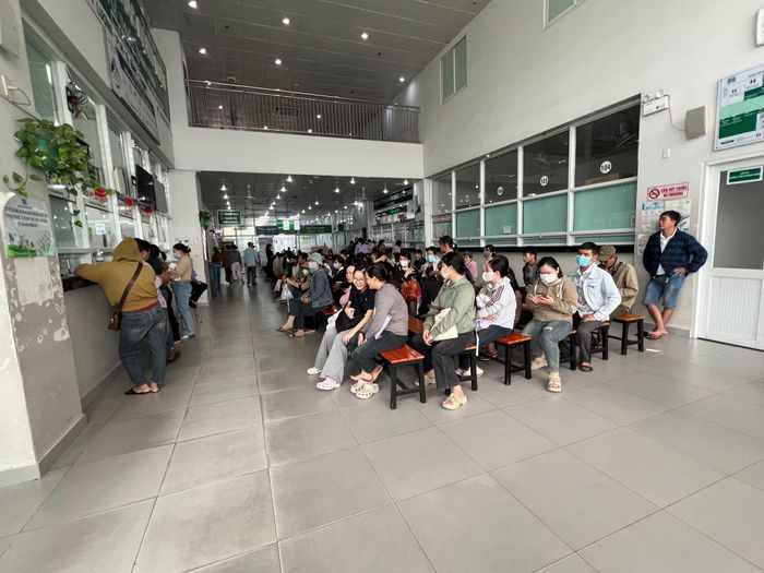 Người bệnh đợi khám tại khu khám bệnh trong toà nhà bên phải cổng Bệnh viện Ung Bướu TP Hồ Chí Minh cơ sở 1.