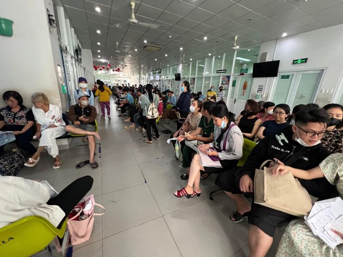 Trên lầu 2 của Bệnh viện Ung Bướu cơ sở 1 cũng rất đông người đợi khám bệnh.