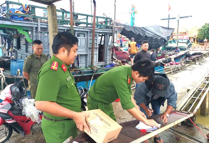 Test ma túy đối với chủ tàu cá và thuyền viên được lực lượng Công an phường Thuận An thực hiện đúng quy định.