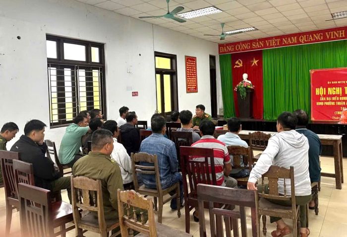 Công an các xã, phường ven biển ở TP Huế tăng cường tuyên truyền, giúp ngư dân đánh bắt hải sản đúng quy định.
