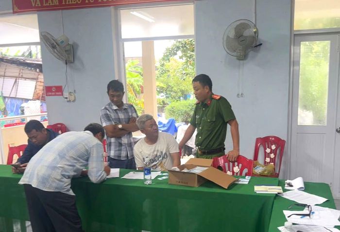 Ngoài test ma túy, cán bộ Công an phường Thuận An còn động viên, tuyên truyền các quy định pháp luật đến ngư dân.