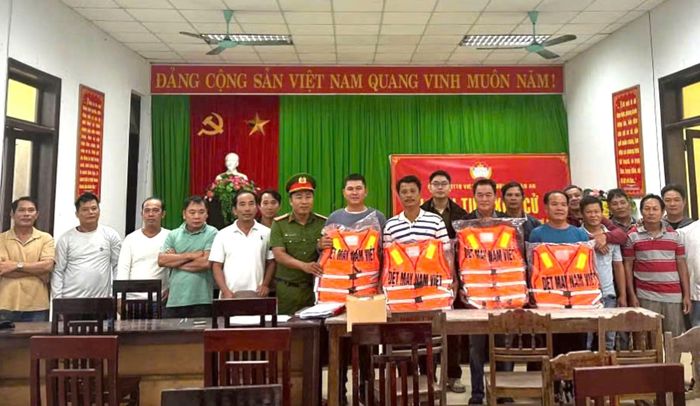 Trao tặng áo phao đến các ngư dân.