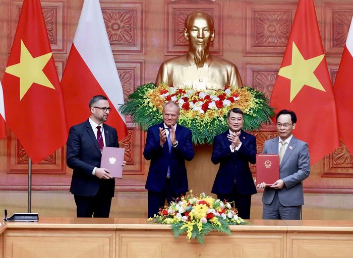 Thủ tướng Lê Minh Hưng và Thủ tướng Cộng hòa Ba Lan Donald Tusk chứng kiến việc trao Thỏa thuận hợp tác giữa Bộ Giáo dục và Đào tạo Việt Nam và Bộ Khoa học và Giáo dục Đại học Cộng hòa Ba Lan về hợp tác trong lĩnh vực giáo dục đại học và nghiên cứu khoa học.