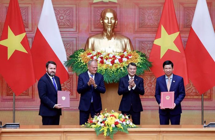 Thủ tướng Lê Minh Hưng và Thủ tướng Ba Lan Donald Tusk chứng kiến việc trao Bản ghi nhớ về hợp tác du lịch giữa Bộ Văn hóa, Thể thao và Du lịch và Bộ Thể thao và Du lịch nước Cộng hòa Ba Lan.