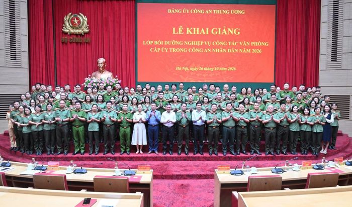  Thứ trưởng Lê Quốc Hùng và các đại biểu dự Lễ khai giảng. 