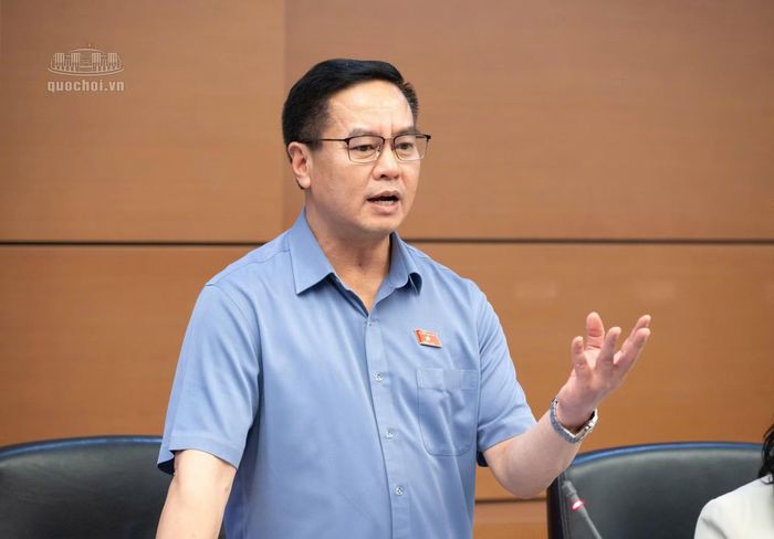 Đại biểu Phạm Công Nguyên thảo luận tại tổ.