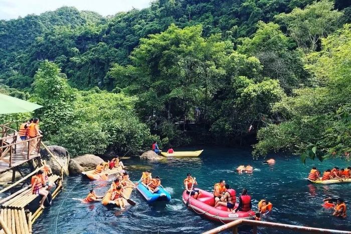 Du khách trải nghiệm tắm suối, chèo thuyền ở Phong Nha - Kẻ Bàng.