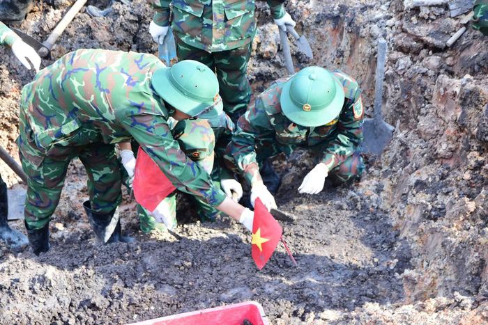Các cán bộ chiến sĩ cẩn trọng, tỉ mỉ sới đất, tìm từng mẩu hài cốt, di vật.
