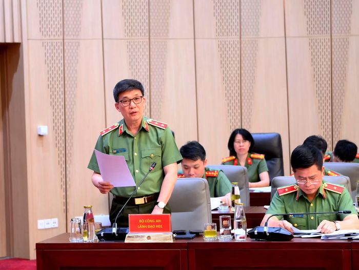 Trung tướng Phạm Trường Giang, Cục trưởng Cục Kế hoạch và Tài chính điều hành tham luận.