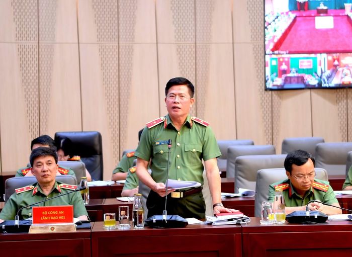 Thiếu tướng Nguyễn Văn Thập, Phó Cục trưởng Cục Kế hoạch và Tài chính trình bày báo cáo tại hội nghị.