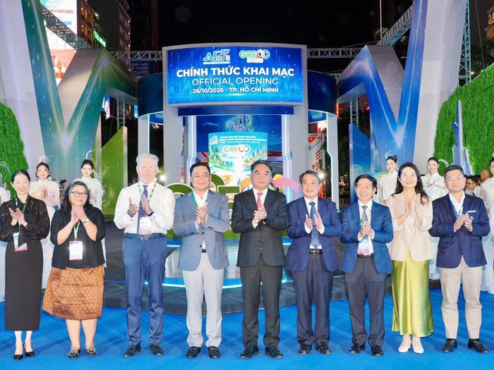 Các đại biểu thực hiện nghi thức khai mạc Không gian giới thiệu sản phẩm, dịch vụ tăng trưởng xanh TP Hồ Chí Minh lần thứ 4 năm 2026.