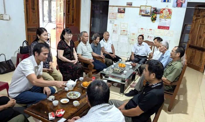 Chủ tịch Hội Khuyến học tỉnh Cao Bằng Nguyễn Mai Phương cùng đoàn công tác làm việc với dòng họ Đàm Ích - mô hình Dòng họ tiêu biểu được vinh danh.