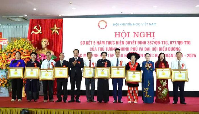 Ông Đàm Danh Tuyên - Trưởng dòng họ Đàm Ích (thứ 4 từ trái sang) nhận Bằng khen của Hội Khuyến học Việt Nam tại Hội nghị biểu dương các mô hình học tập tiêu biểu toàn quốc giai đoạn 2021-2025.
