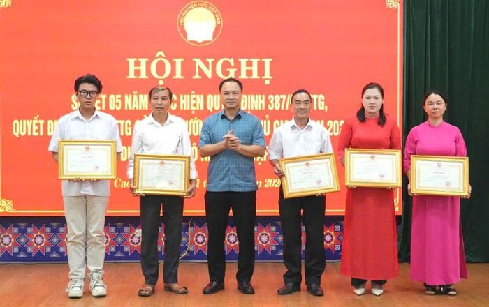 Ông Đàm Danh Tuyên, Trưởng Dòng họ Đàm Ích (thứ 4 từ trái sang) nhận Bằng khen của Ủy ban nhân dân tỉnh Cao Bằng tại Hội nghị Sơ kết 5 năm thực hiện Quyết định 387/QĐ-TTg và Quyết định 677/QĐ-TTg.