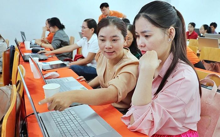Giáo viên tham gia lớp tập huấn ứng dụng AI trong dạy học. Ảnh: Báo Đồng Nai