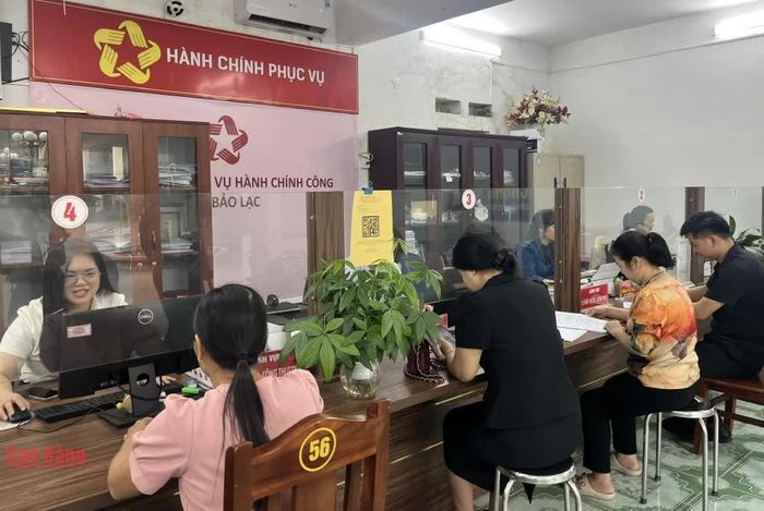 Cán bộ Trung tâm Phục vụ hành chính công xã Bảo Lạc tiếp nhận, hướng dẫn, hỗ trợ người dân giải quyết thủ tục hành chính trên môi trường số.