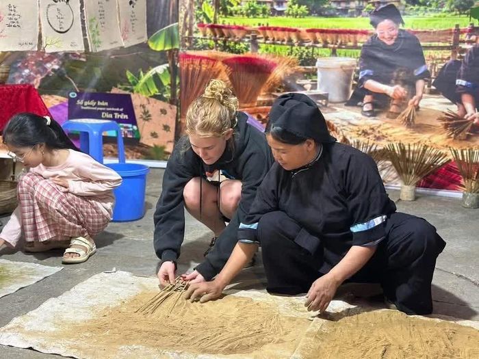Nghệ nhân làng nghề hương truyền thống hướng dẫn du khách quy trình làm hương thủ công.