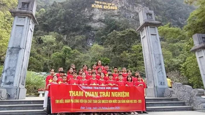 Học sinh Trường Tiểu học và THCS Đức Long, xã Đức Long tham quan, trải nghiệm, khám phá Công viên địa chất toàn cầu UNESCO Non nước Cao Bằng tại xã Trường Hà.