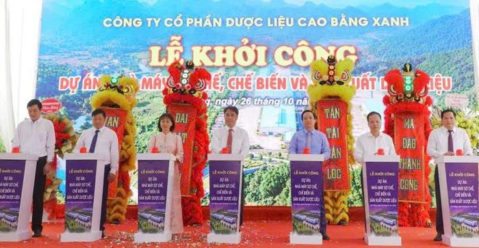 Các đại biểu thực hiện nghi thức khởi công dự án Nhà máy sơ chế, chế biến và sản xuất dược liệu.