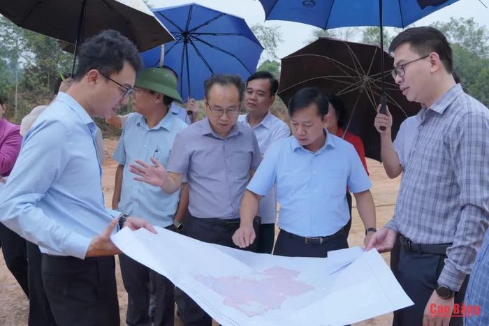 Phó Chủ tịch HĐND tỉnh Lã Hoài Nam khảo sát dự án Khu tái định cư phục vụ giải phóng mặt bằng mỏ sắt Nà Rụa.