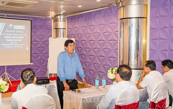 Nhà báo Nguyễn Thanh Dũng, Chủ tịch Hội Nhà báo tỉnh Cà Mau, phát biểu khai mạc lớp bồi dưỡng.