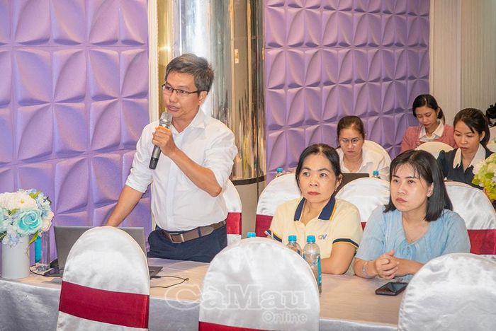 Phó Trưởng phòng Biên tập Báo in - Điện tử (Báo và phát thanh, truyền hình Cà Mau) Nguyễn Hoàng Ân trao đổi, chia sẻ về tình hình phát triển các nền tảng số của đơn vị.