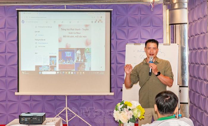  Nhà báo Phạm Tùng Lâm, giảng viên kiêm chức Trung tâm Bồi dưỡng nghiệp vụ báo chí (Hội Nhà báo Việt Nam), chia sẻ kỹ năng quản trị các trang mạng xã hội của cơ quan báo chí.