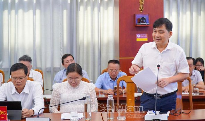  Tiến sĩ, Bác sĩ Tô Minh Nghị, Giám đốc Bệnh viện Đa khoa tỉnh Cà Mau, thảo luận về công tác khám, chữa bệnh BHYT tại đơn vị.