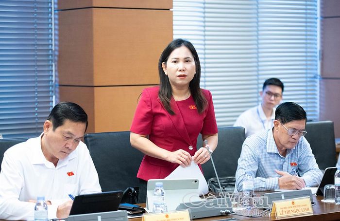 Đại biểu Lê Thị Ngọc Linh, Phó Chủ tịch Uỷ ban MTTQ Việt Nam tỉnh Cà Mau, Chủ tịch Hội Liên hiệp Phụ nữ tỉnh, Uỷ viên Uỷ ban Công tác đại biểu của Quốc hội, phát biểu thảo luận tại tổ.