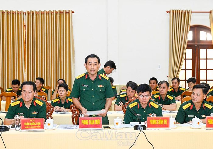Thượng tá Kiều Công Nhiệm, Phó Tham mưu trưởng Bộ CHQS tỉnh Cà Mau, báo cáo kết quả thực hiện nhiệm vụ quân sự, quốc phòng tại địa phương.