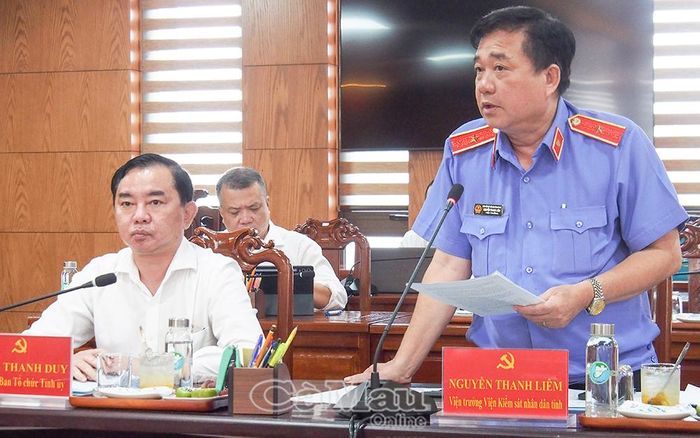 Đồng chí Nguyễn Thanh Liêm, Viện trưởng Viện Kiểm sát nhân dân tỉnh, báo cáo về tình hình truy tố đối với vụ án thuộc diện Ban Chỉ đạo phòng chống tham nhũng, lãng phí, tiêu cực tỉnh theo dõi, chỉ đạo.