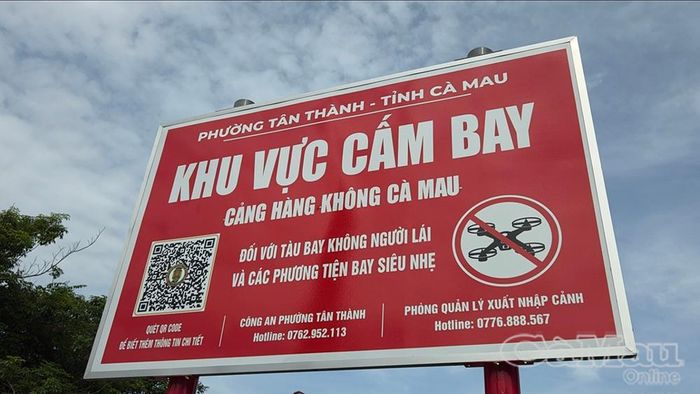 Người dân có thể quét mã QR tích hợp trên biển báo để tra cứu nhanh các quy định và thông tin khu vực cấm bay.
