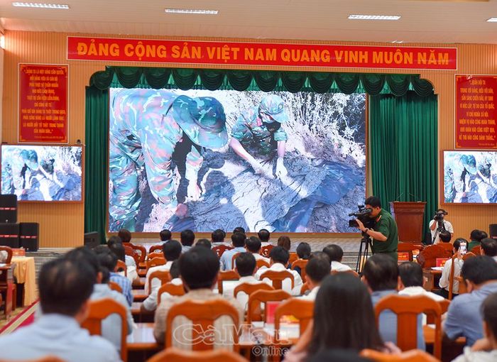 Các đại biểu theo dõi video clip về kết quả thực hiện Chiến dịch 500 ngày đêm trên địa bàn tỉnh.
