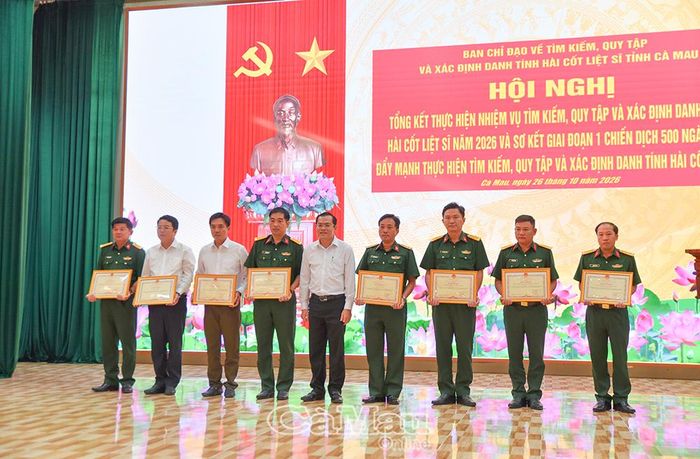 Phó Chủ tịch UBND tỉnh Ngô Vũ Thăng trao Bằng khen của Chủ tịch UBND tỉnh cho các tập thể có thành tích xuất sắc trong công tác tham mưu, tổ chức, triển khai thực hiện nhiệm vụ tìm kiếm, quy tập và xác định danh tính hài cốt liệt sĩ.