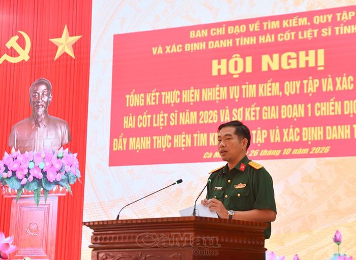 Thượng tá Lê Thanh Sang, Phó Chủ nhiệm Chính trị Bộ Chỉ huy Quân sự tỉnh, báo cáo kết quả hoạt động của Đội tìm kiếm, quy tập hài cốt liệt sĩ (lâm thời) và phương hướng thực hiện nhiệm vụ thời gian tới.