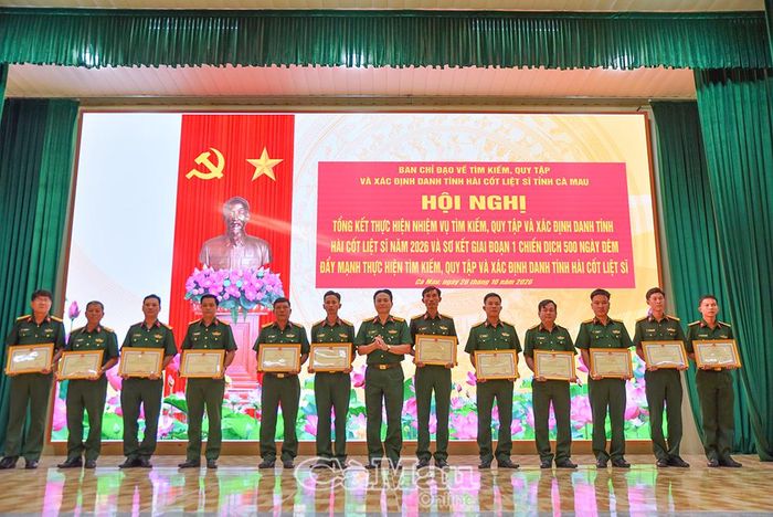 Đại tá Lý Văn Giúp, Phó Chỉ huy trưởng Bộ Chỉ huy Quân sự tỉnh, trao Bằng khen của Chủ tịch UBND tỉnh cho các cá nhân.