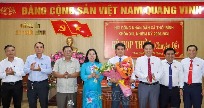 Phó Trưởng ban Thường trực Ban Tổ chức Tỉnh uỷ Nguyễn Minh Phụng và Bí thư Đảng uỷ, Chủ tịch HĐND xã Trần Thị Kiều Yến cùng lãnh đạo xã chúc mừng đồng chí Hồng Bảo Sơn, tân Phó Chủ tịch UBND xã.