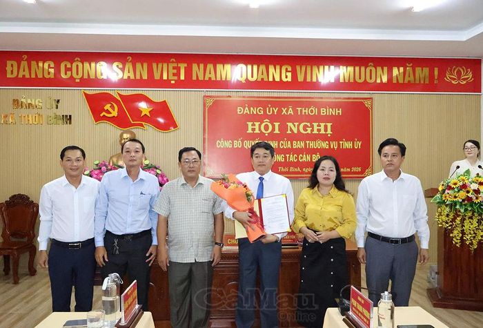 Phó Trưởng ban Thường trực Ban Tổ chức Tỉnh uỷ Nguyễn Minh Phụng và Bí thư Đảng uỷ, Chủ tịch HĐND xã Trần Thị Kiều Yến cùng lãnh đạo xã chúc mừng đồng chí Hồng Bảo Sơn được chỉ định tham gia Ban Chấp hành Đảng bộ xã Thới Bình nhiệm kỳ 2025-2030.