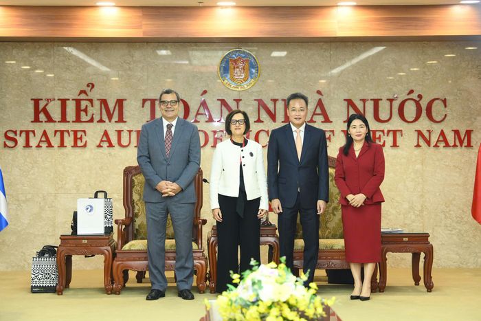 Tổng Kiểm toán nhà nước Nguyễn Hữu Nghĩa, Phó Tổng Kiểm toán nhà nước Hà Thị Mỹ Dung chụp ảnh lưu niệm cùng Chủ tịch Tòa Thẩm kế Hy Lạp Sotiria Ntouni và Đại sứ Hy Lạp tại Việt Nam Antonios Papakostas. Ảnh: Như Ý