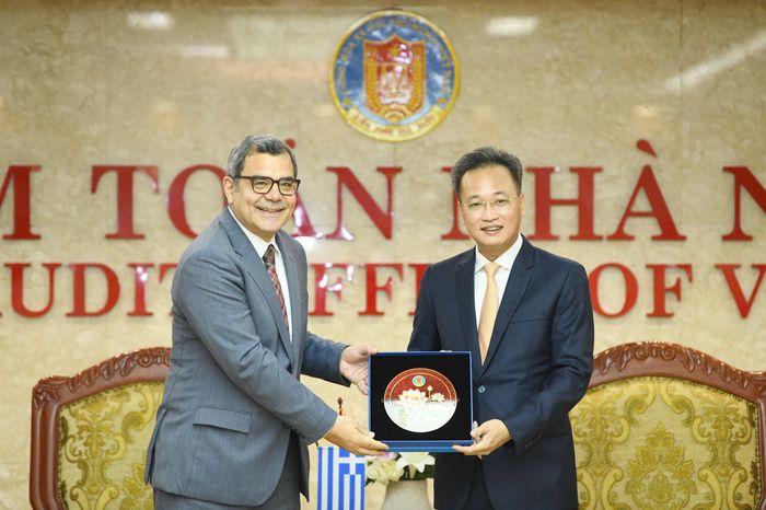 Tổng Kiểm toán nhà nước Việt Nam tặng quà cho Đại sứ Hy Lạp tại Việt Nam. Ảnh: Như Ý