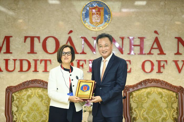 Tổng Kiểm toán nhà nước Việt Nam tặng quà cho Chủ tịch Tòa Thẩm kế Hy Lạp. Ảnh: Như Ý