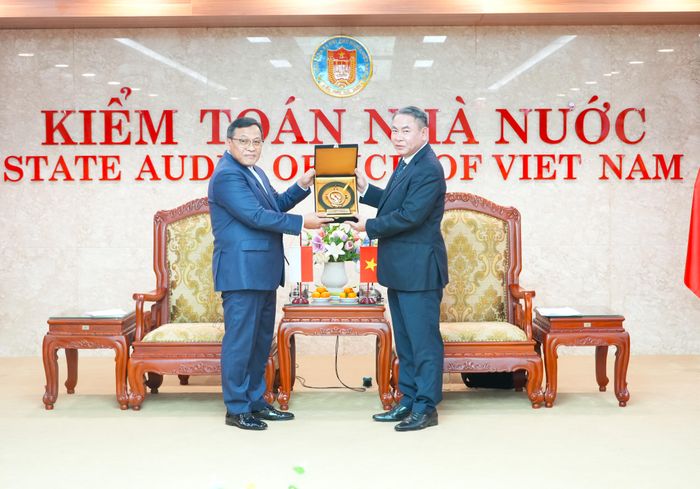Phó Tổng Kiểm toán nhà nước Trần Minh Khương và Vụ trưởng Vụ Kiểm toán I Sarjono trao quà lưu niệm. Ảnh: N.LY