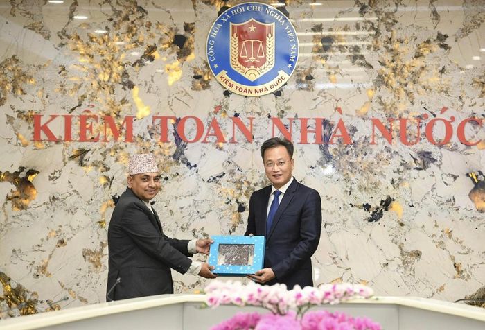 Hai bên tặng quà kỷ niệm. Ảnh: NHƯ Ý