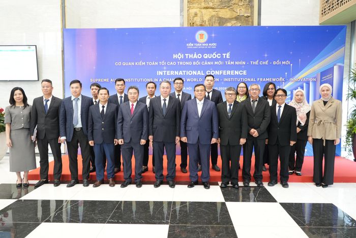 Các đại biểu tham dự Hội thảo chụp ảnh lưu niệm