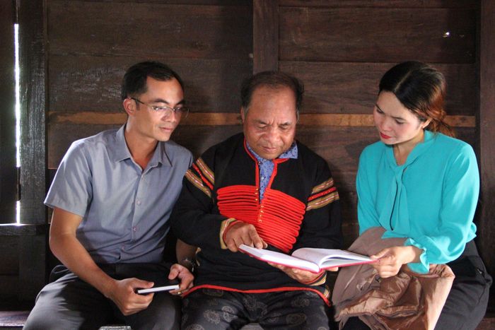 Già làng, người có uy tín chính là "hạt nhân, là chất keo bền chặt” để gắn kết khối đại đoàn kết dân tộc - Ảnh: Thu Hiền